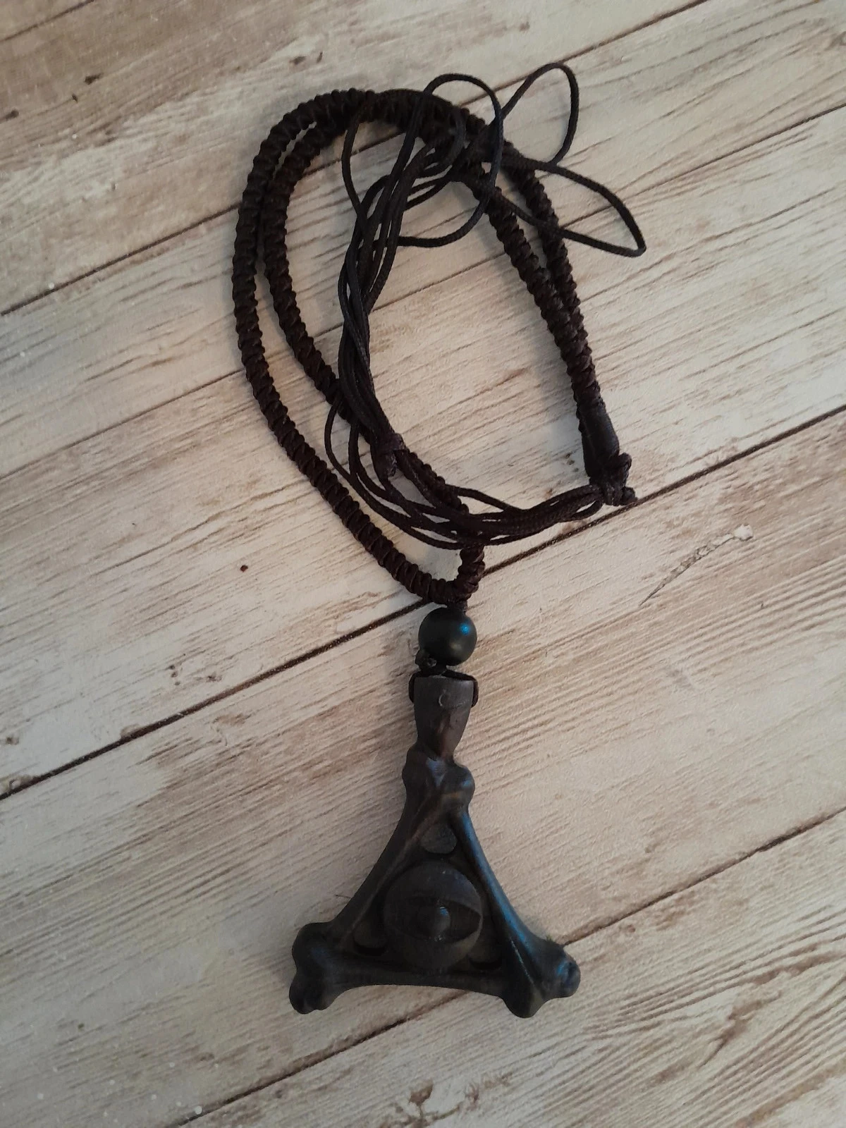 Collier cordon et pendentif bois, fertilité et protection de la femme